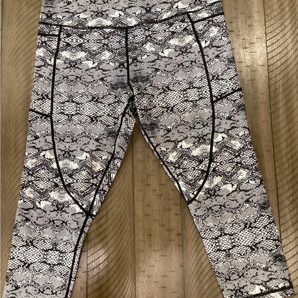 Zyia Light N Tight Snakeskin capri leggings with pockets.  Size 12. - Picture 1 of 3